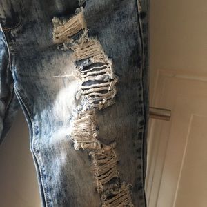 Women’s Size 7 Distressed Denim - LIKE NEW!